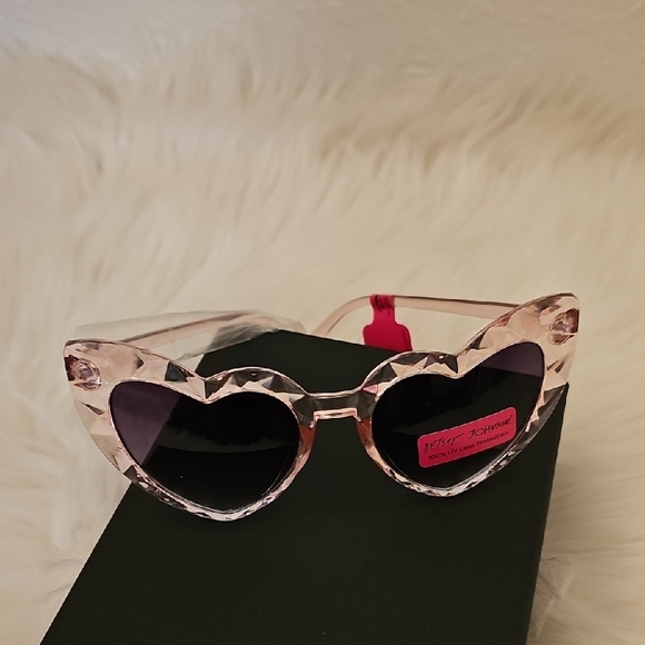 🎉HP NWT Betsey Johnson Pink Heart Sunglasses - Picture 3 of 10